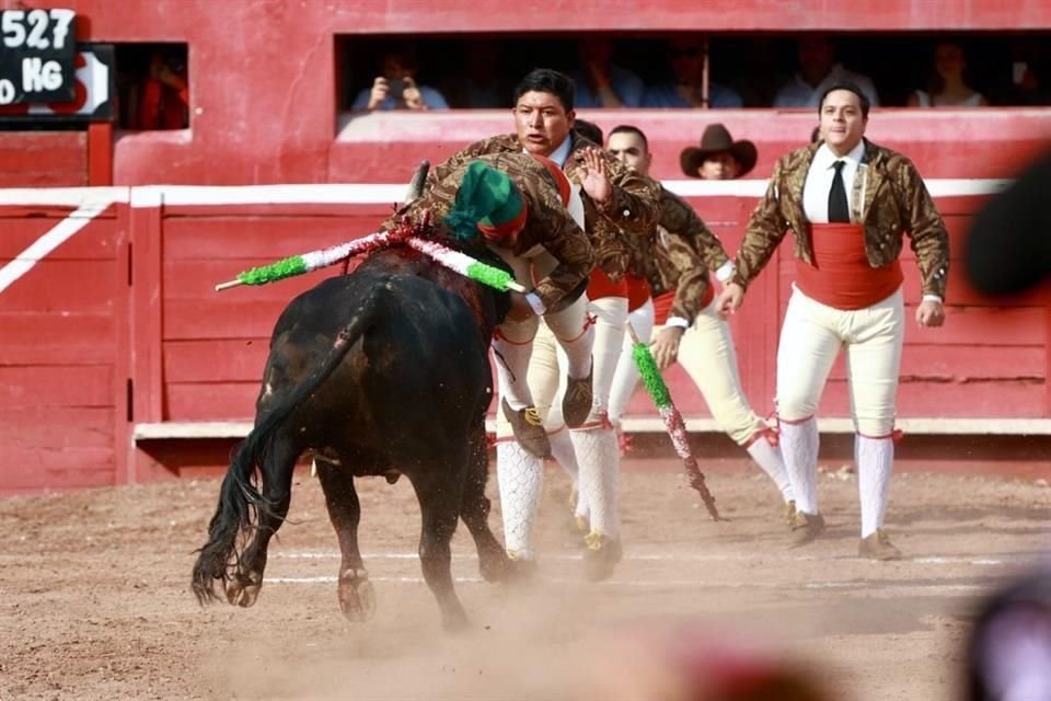 El rejoneador Emiliano Gamero hizo historia este domingo al indultar un toro y salir a hombros de la afición en la Monumental Monterrey, en la segunda corrida de la temporada.