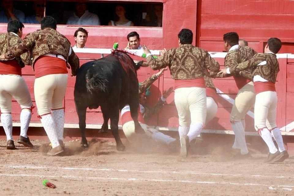 El rejoneador Emiliano Gamero hizo historia este domingo al indultar un toro y salir a hombros de la afición en la Monumental Monterrey, en la segunda corrida de la temporada.
