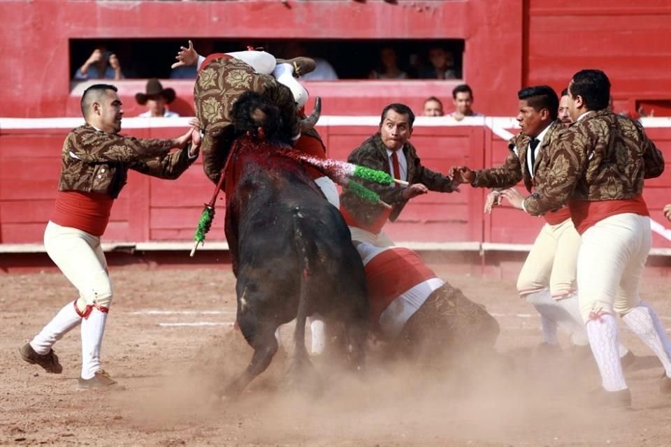El rejoneador Emiliano Gamero hizo historia este domingo al indultar un toro y salir a hombros de la afición en la Monumental Monterrey, en la segunda corrida de la temporada.