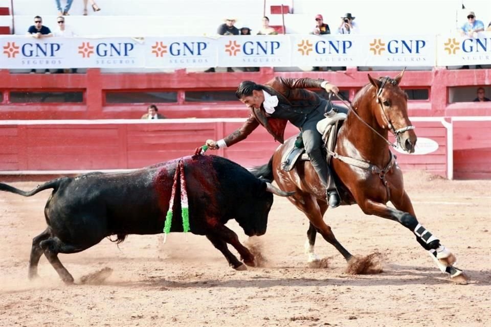 El rejoneador Emiliano Gamero hizo historia este domingo al indultar un toro y salir a hombros de la afición en la Monumental Monterrey, en la segunda corrida de la temporada.