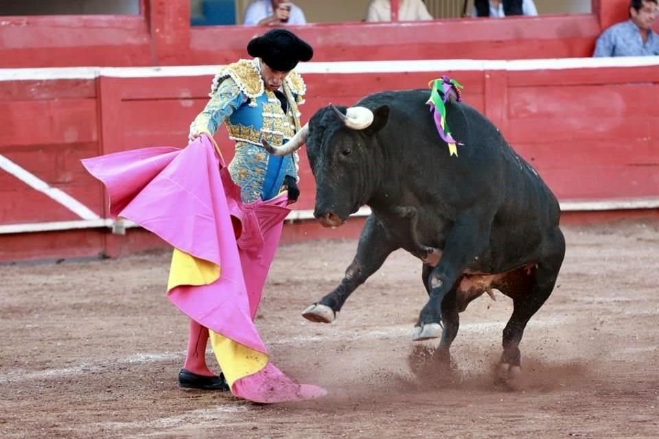 El rejoneador Emiliano Gamero hizo historia este domingo al indultar un toro y salir a hombros de la afición en la Monumental Monterrey, en la segunda corrida de la temporada.