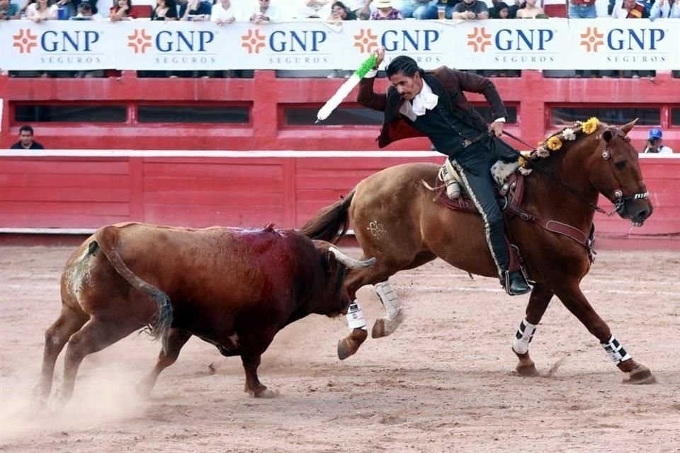 El rejoneador Emiliano Gamero hizo historia este domingo al indultar un toro y salir a hombros de la afición en la Monumental Monterrey, en la segunda corrida de la temporada.