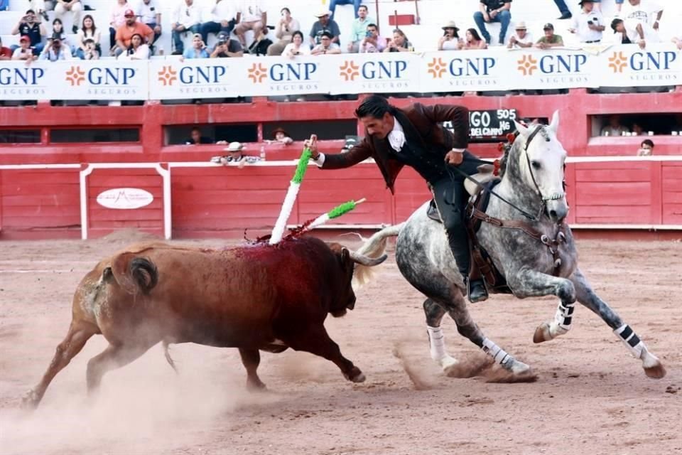 El rejoneador Emiliano Gamero hizo historia este domingo al indultar un toro y salir a hombros de la afición en la Monumental Monterrey, en la segunda corrida de la temporada.