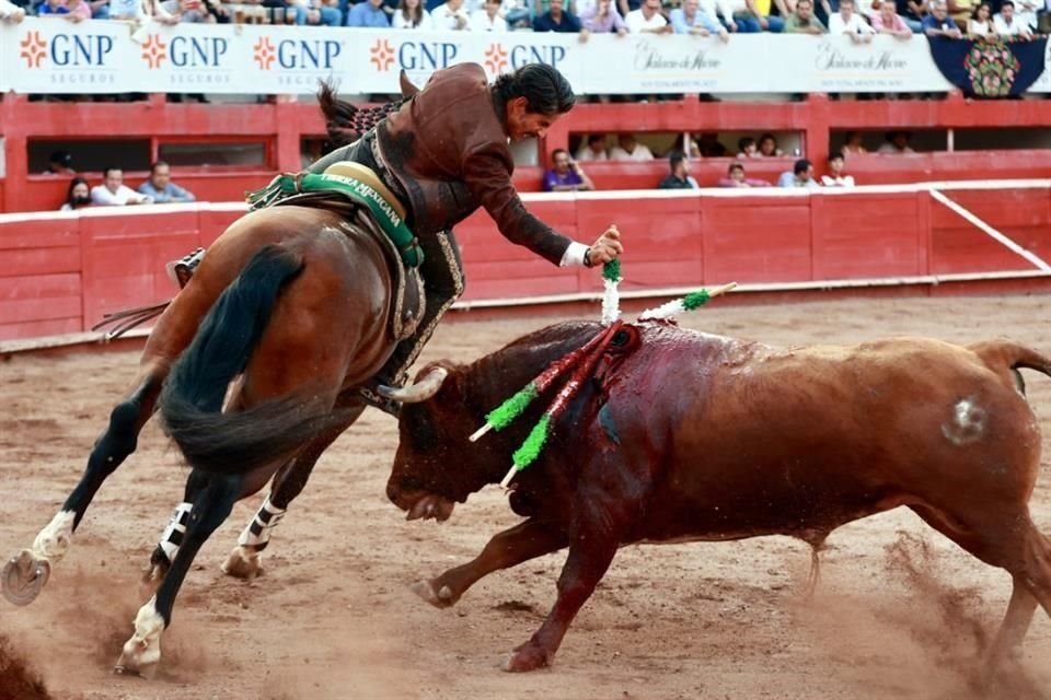 El rejoneador Emiliano Gamero hizo historia este domingo al indultar un toro y salir a hombros de la afición en la Monumental Monterrey, en la segunda corrida de la temporada.
