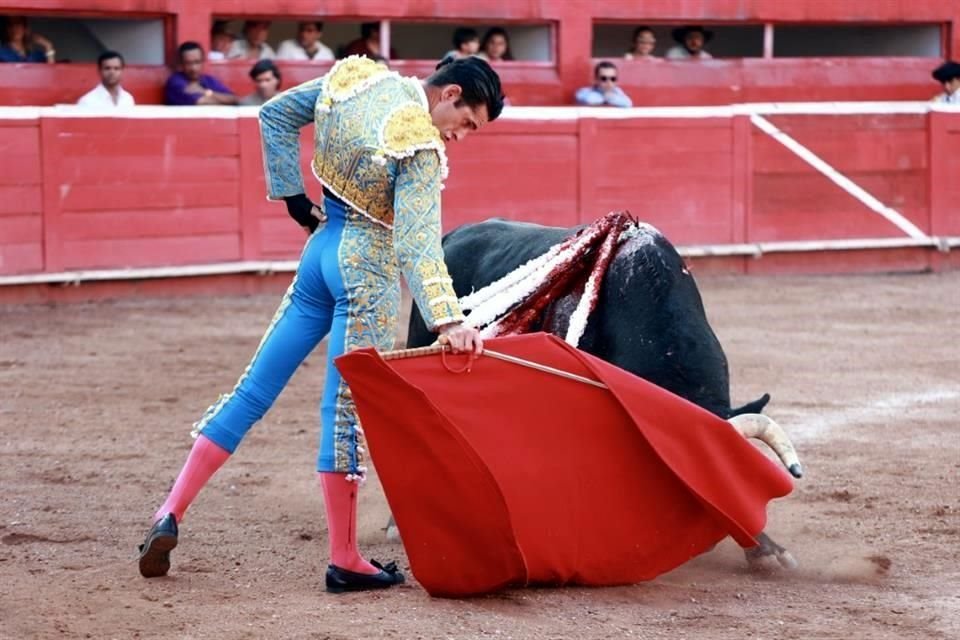 El rejoneador Emiliano Gamero hizo historia este domingo al indultar un toro y salir a hombros de la afición en la Monumental Monterrey, en la segunda corrida de la temporada.