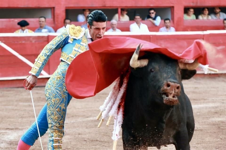 El rejoneador Emiliano Gamero hizo historia este domingo al indultar un toro y salir a hombros de la afición en la Monumental Monterrey, en la segunda corrida de la temporada.
