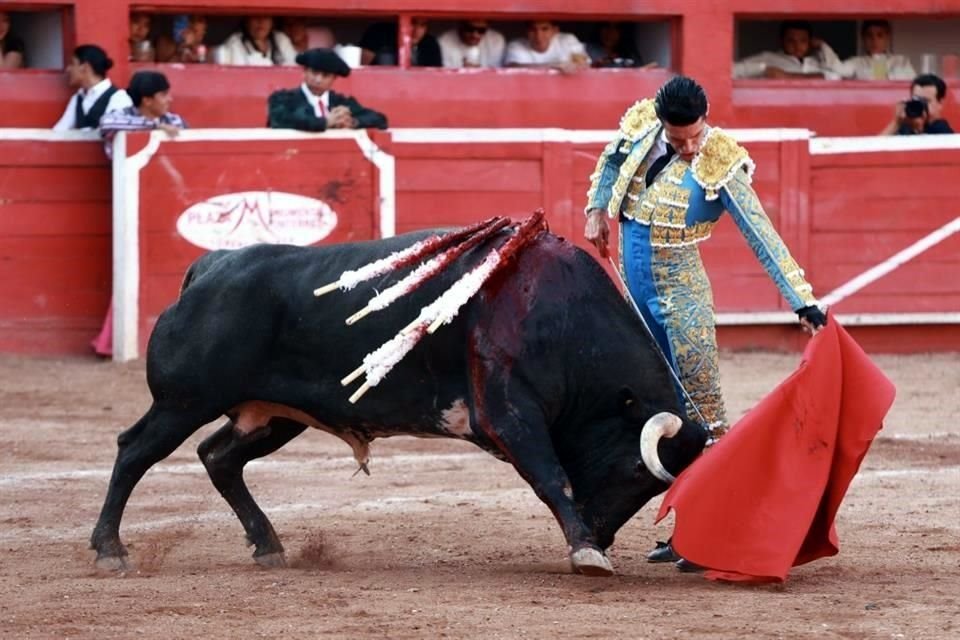 El rejoneador Emiliano Gamero hizo historia este domingo al indultar un toro y salir a hombros de la afición en la Monumental Monterrey, en la segunda corrida de la temporada.