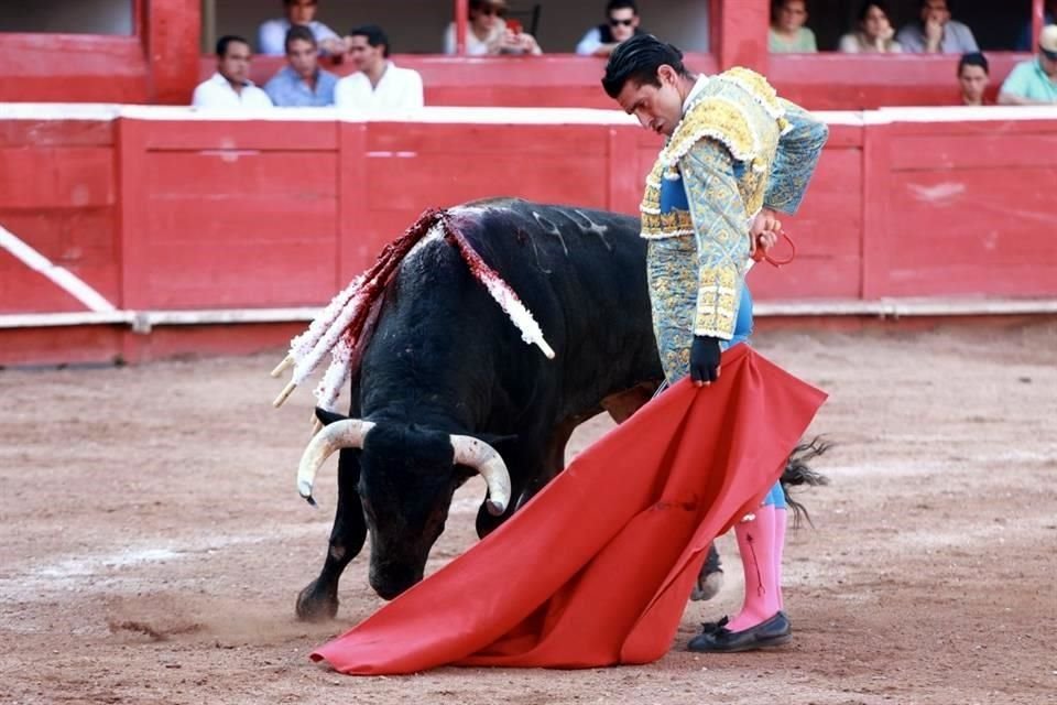 El rejoneador Emiliano Gamero hizo historia este domingo al indultar un toro y salir a hombros de la afición en la Monumental Monterrey, en la segunda corrida de la temporada.