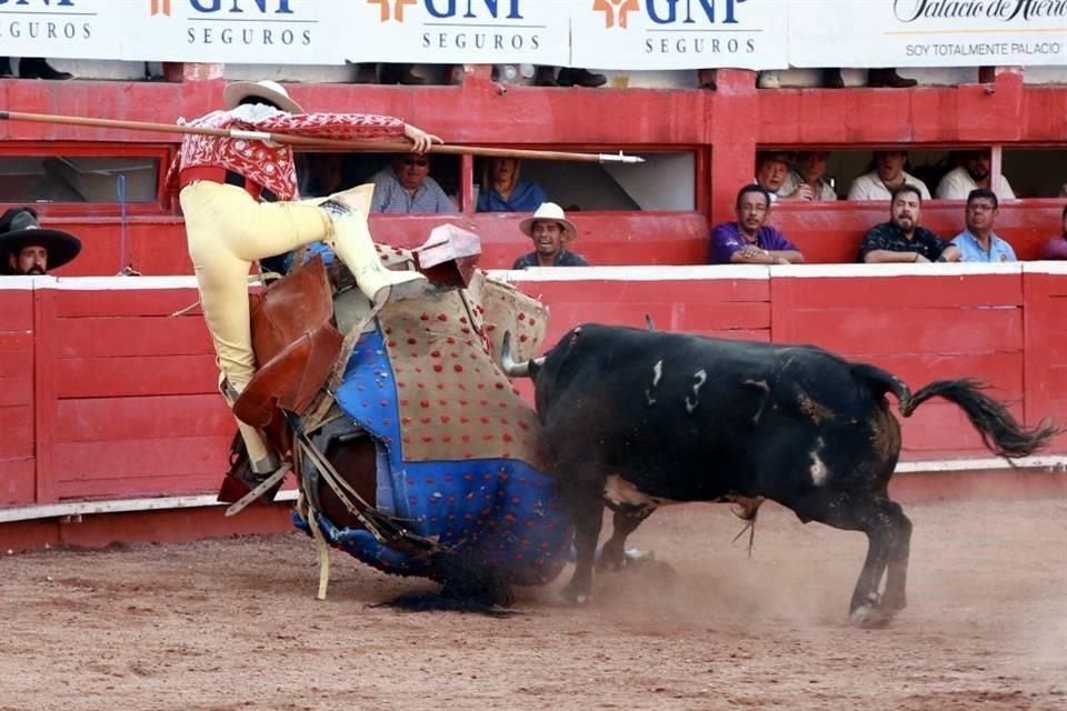 El rejoneador Emiliano Gamero hizo historia este domingo al indultar un toro y salir a hombros de la afición en la Monumental Monterrey, en la segunda corrida de la temporada.