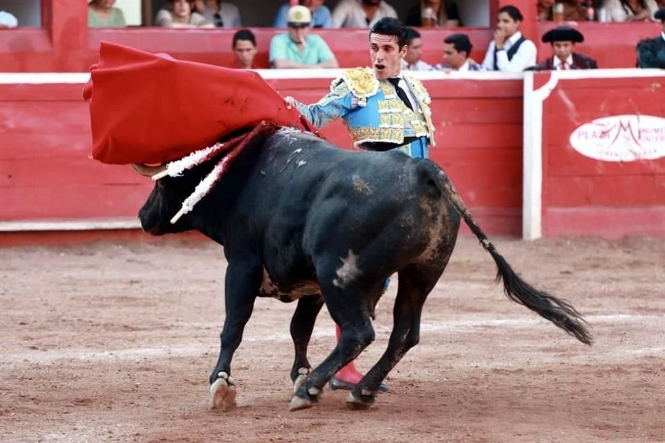 El rejoneador Emiliano Gamero hizo historia este domingo al indultar un toro y salir a hombros de la afición en la Monumental Monterrey, en la segunda corrida de la temporada.