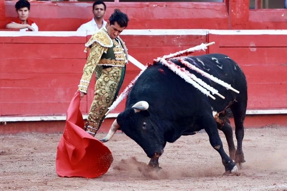 El rejoneador Emiliano Gamero hizo historia este domingo al indultar un toro y salir a hombros de la afición en la Monumental Monterrey, en la segunda corrida de la temporada.