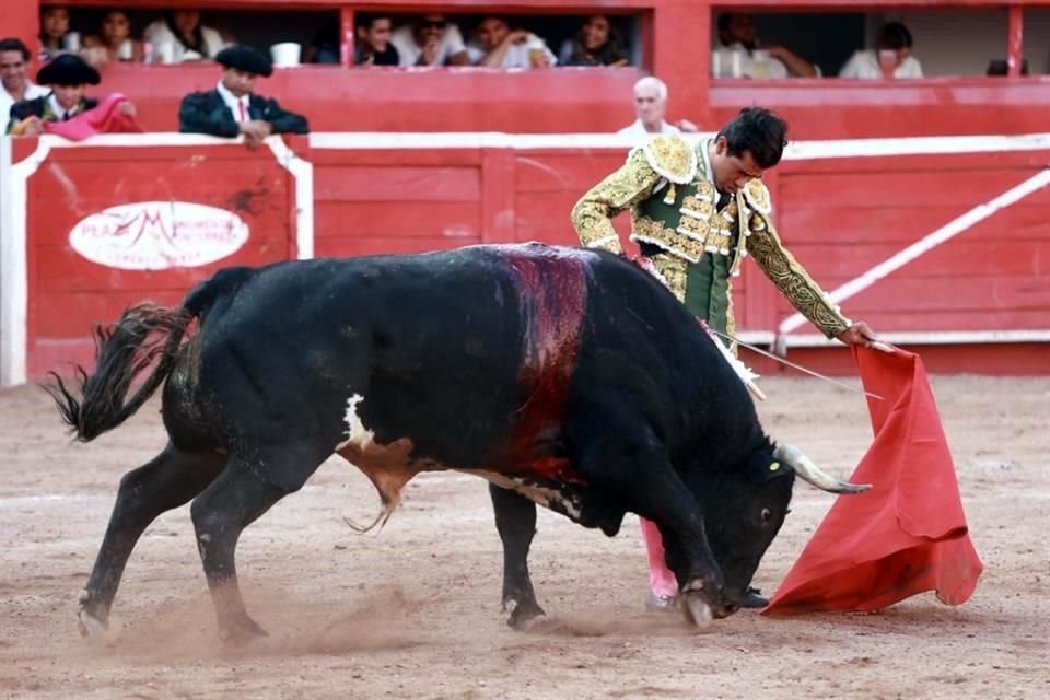 El rejoneador Emiliano Gamero hizo historia este domingo al indultar un toro y salir a hombros de la afición en la Monumental Monterrey, en la segunda corrida de la temporada.