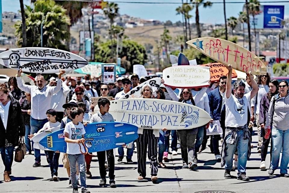 Habitantes de Ensenada protestaron ayer por el asesinato de tres surfistas.