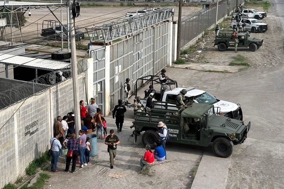 Personal militar y efectivos de la Guardia Nacional permanecen en el exterior del reclusorio.
