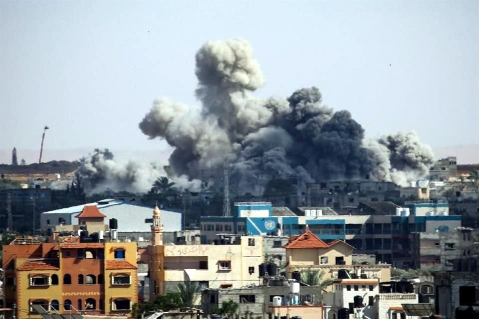 Oficina de Netanyahu dijo que la propuesta de alto al fuego que aceptó Hamas está lejos de sus demandas, mientras Israel ataca Rafah.