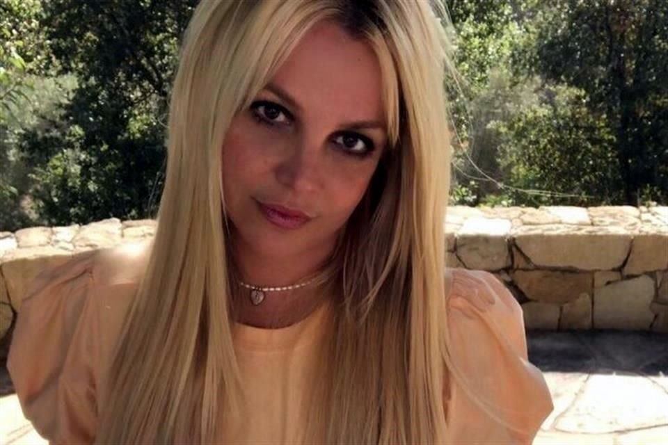 Britney Spears dijo que quizás debe someterse a una cirugía, esto después de haberse lastimado el pie recientemente.