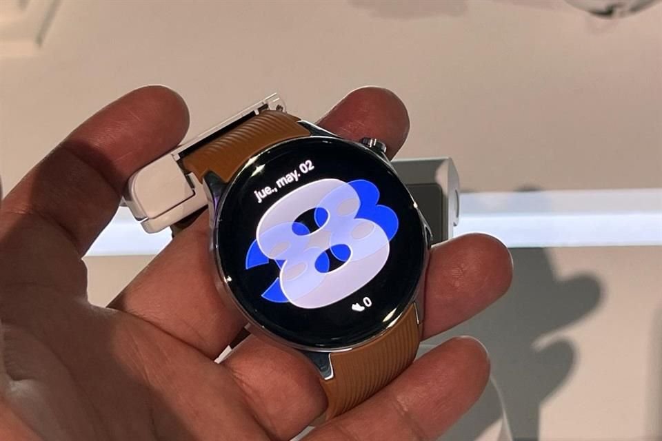 Oppo Watch X destaca en su durabilidad al ofrecer un cristal de zafiro en la pantalla. Cuesta seis mil 500 pesos.