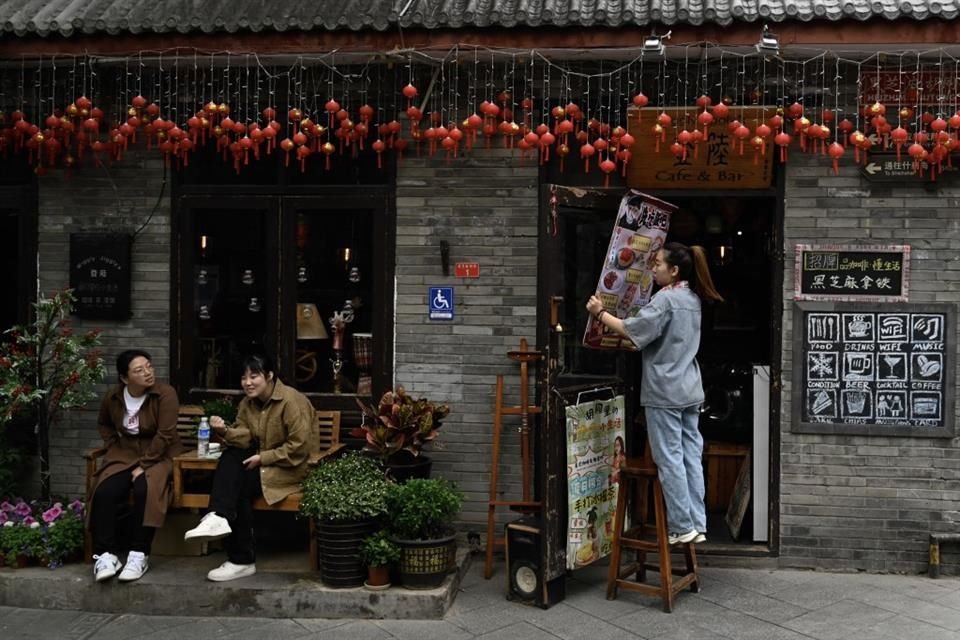 Mujeres afuera de un restaurante en Beijing el 28 de abril del 2024.