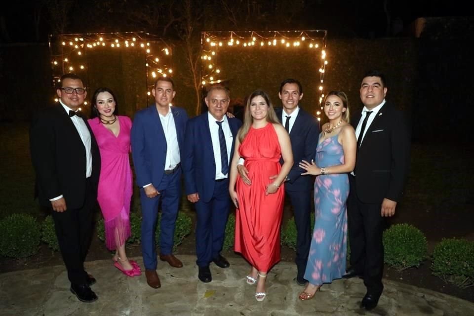 Kevin Torres, Lucero de Torres, Walter Torres, René Torres, Elisa de Torres, Irwin Torres, Kenia Torres y Jorge Muñiz