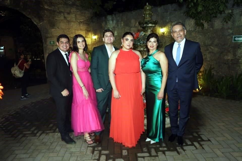 Rafael Salcido, Valeria Navarro, Guillermo Manrriquez, Gabriela Navarro, Belinda Ruiz y Rafael Navarro