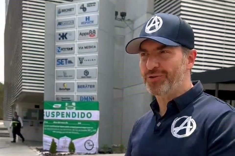 Adrián de la Garza acusó represalias del Mandatario estatal, cuya esposa, Mariana Rodríguez, es la candidata de Movimiento Ciudadano a la Alcaldía regia.
