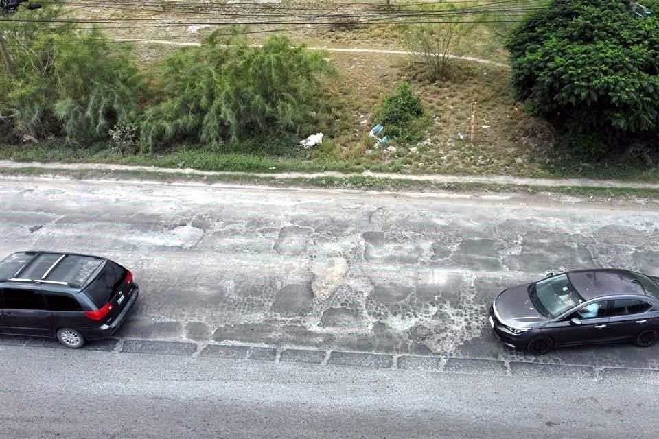 Vecinos denunciaron que tienen más de 4 meses solicitando la rehabilitación del pavimento al Municipio, pero no les han dado una respuesta positiva.