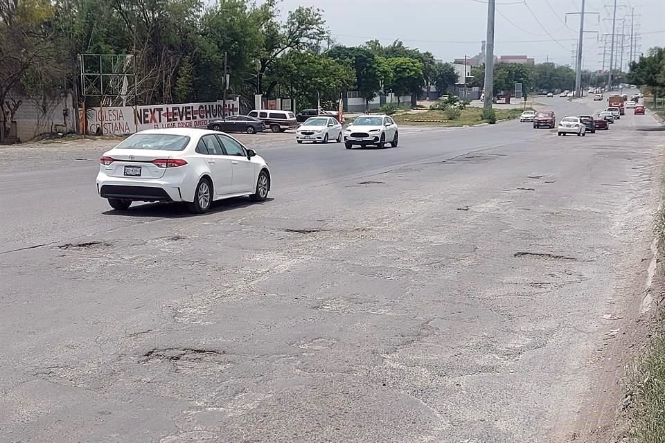 Vecinos denunciaron que tienen más de 4 meses solicitando la rehabilitación del pavimento al Municipio, pero no les han dado una respuesta positiva.