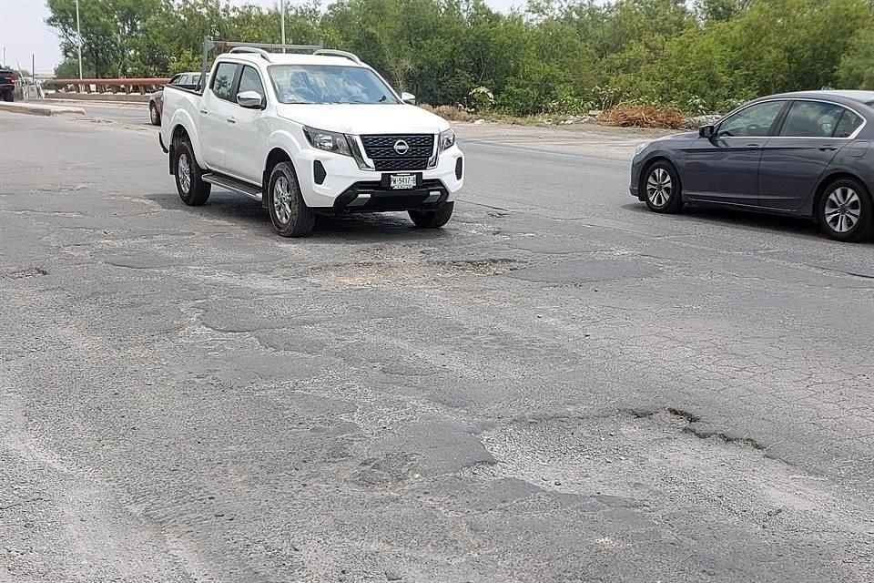 Vecinos denunciaron que tienen más de 4 meses solicitando la rehabilitación del pavimento al Municipio, pero no les han dado una respuesta positiva.
