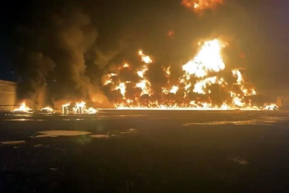 El incendio de dos pipas y contenedores de diésel causa el cierre parcial de la Autopista a Reynosa, en Cadereyta y fuerte movilización.