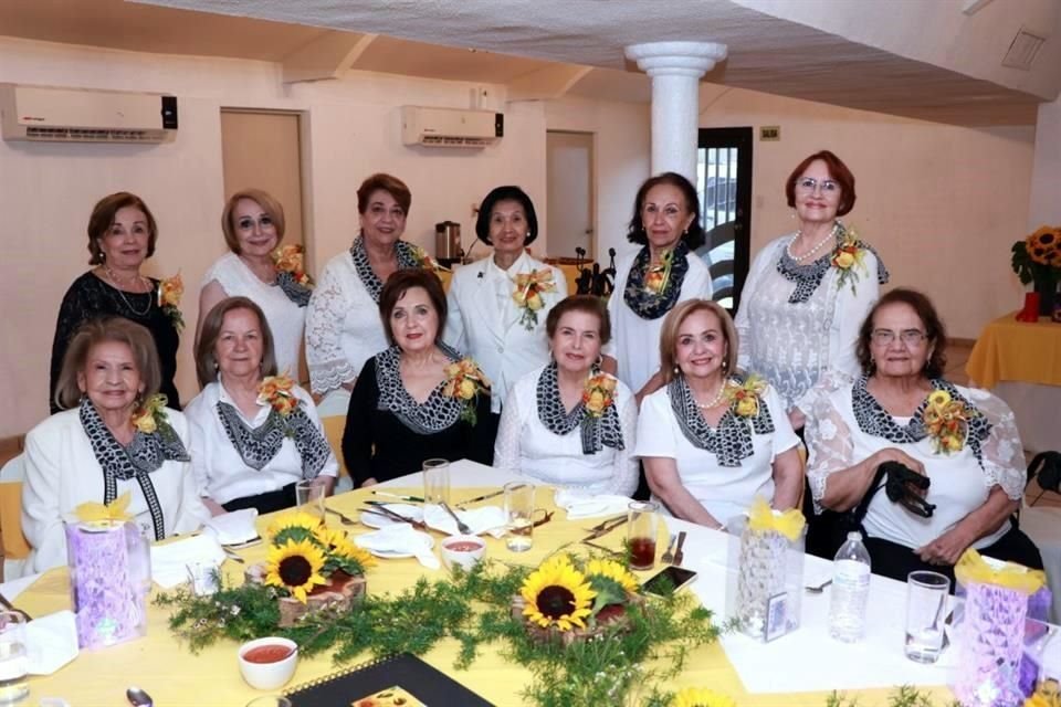 Damas integrantes del club de jardinería Girasol