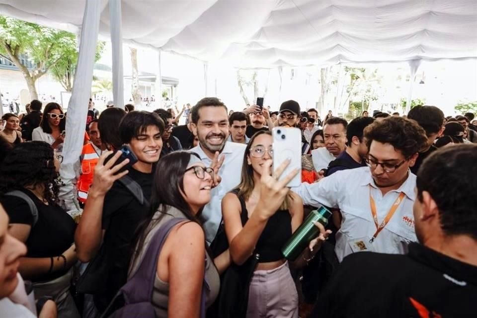 Máynez realizó este 7 de mayo su gira en Jalisco, donde se reunió con integrantes de la Universidad Panamericana, en Guadalajara.
