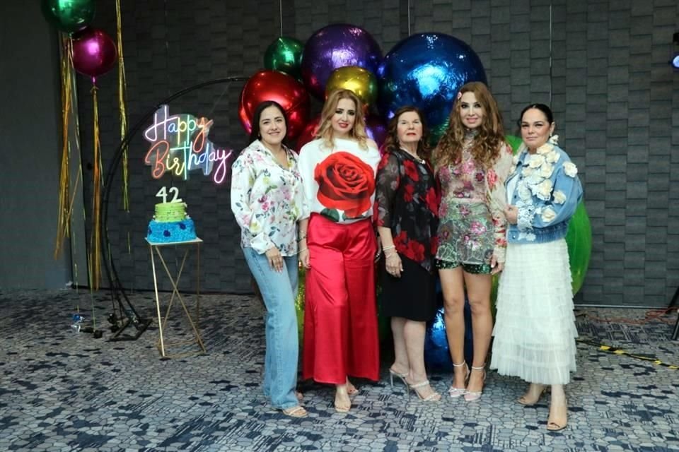 Martha Treto de Cortez, Erika Cortez, Nina Villarreal, Vanessa Cortez Villarreal y Perla Salinas