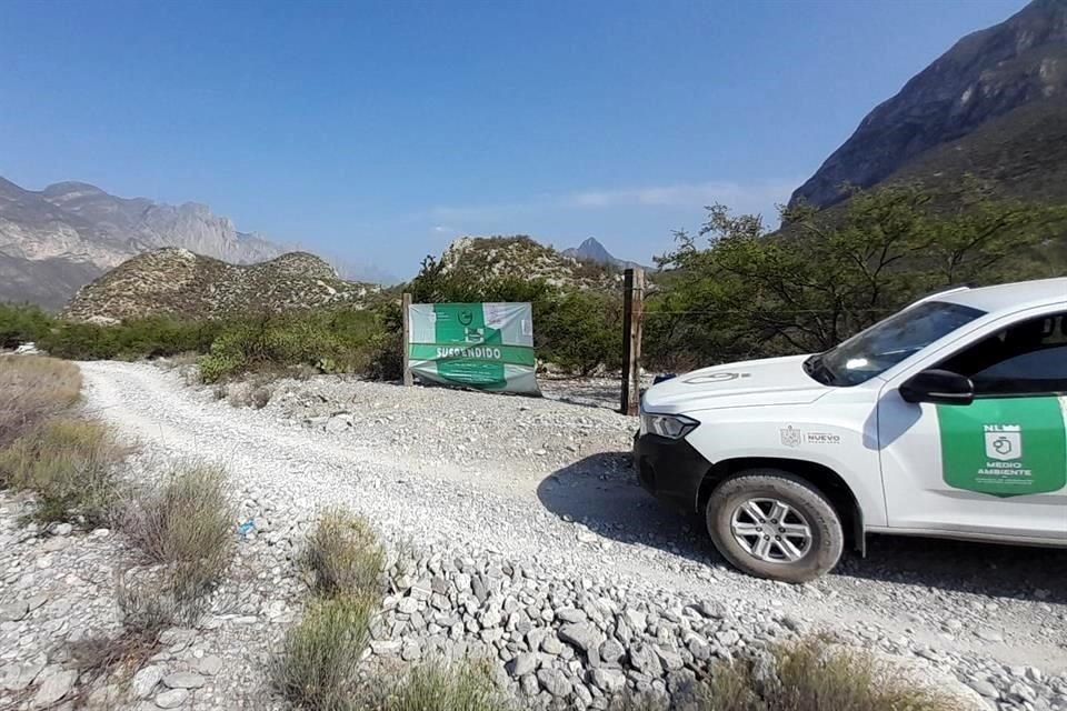 La Secretaría de Medio Ambiente realiza operativos en La Huasteca, donde localizó otro tiradero de escombros.