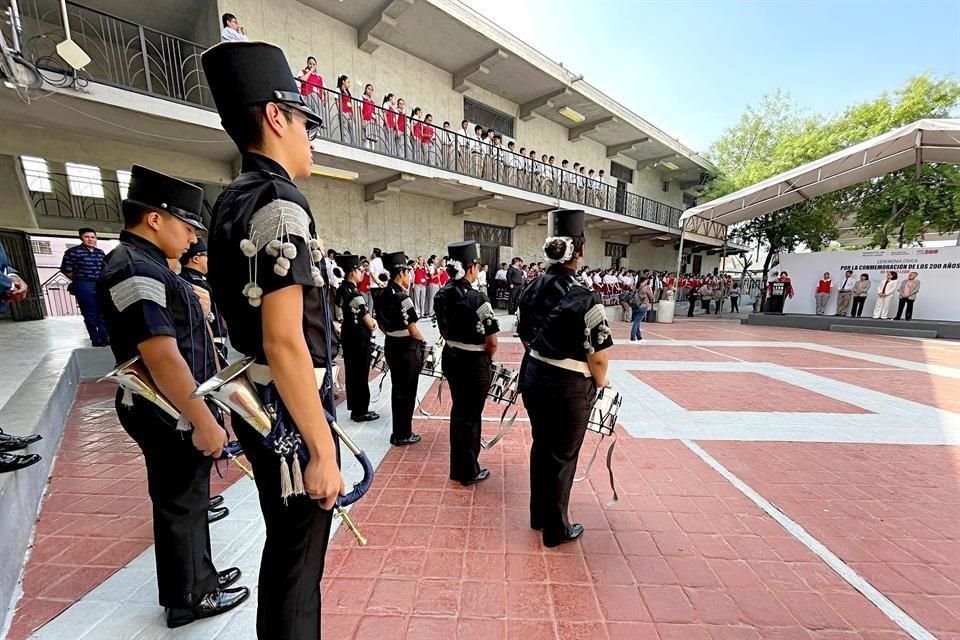 La titular de Educación en el Estado, quien informó sobre el caso de inclusión escolar, asistió ayer a la Secundaria No. 49 David Alfaro Siqueiros, donde se conmemoraron los 200 años de Nuevo León.