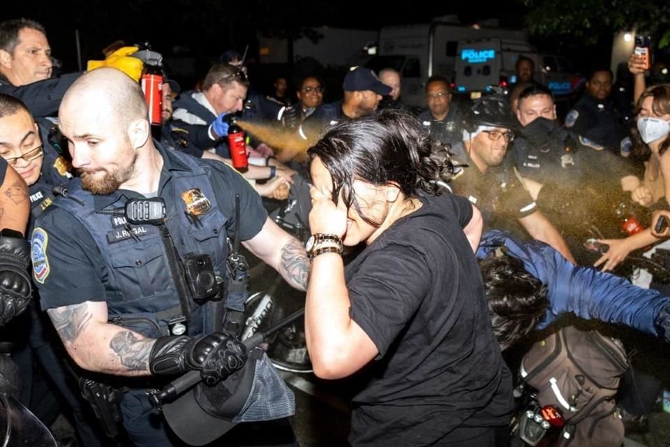 Policía desalojó campamento propalestino en Universidad George Washington y arrestó a 33 manifestantes, algunos rociados con gas pimienta.