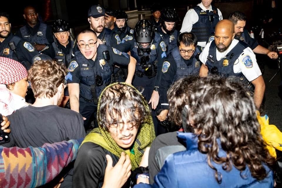 Los manifestantes chocan con agentes del Departamento de Policía Metropolitana en la Universidad George Washington.