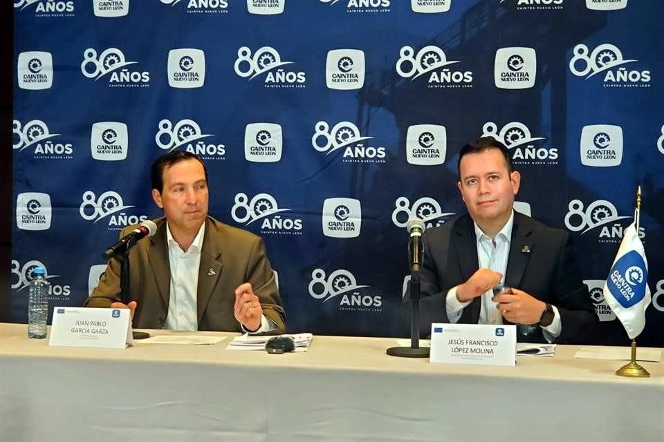 Juan Pablo García (de izq. a der.) y Jesús López, director general y director de Relaciones Institucionales de la Caintra Nuevo León.
