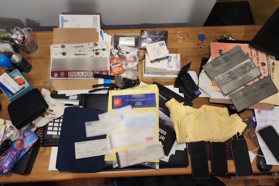 Les encontraron un arma de fuego corta, 17 cartuchos útiles, 51 bolsas pequeñas de plástico transparente con una sustancia sólida cristalina, entre otros.