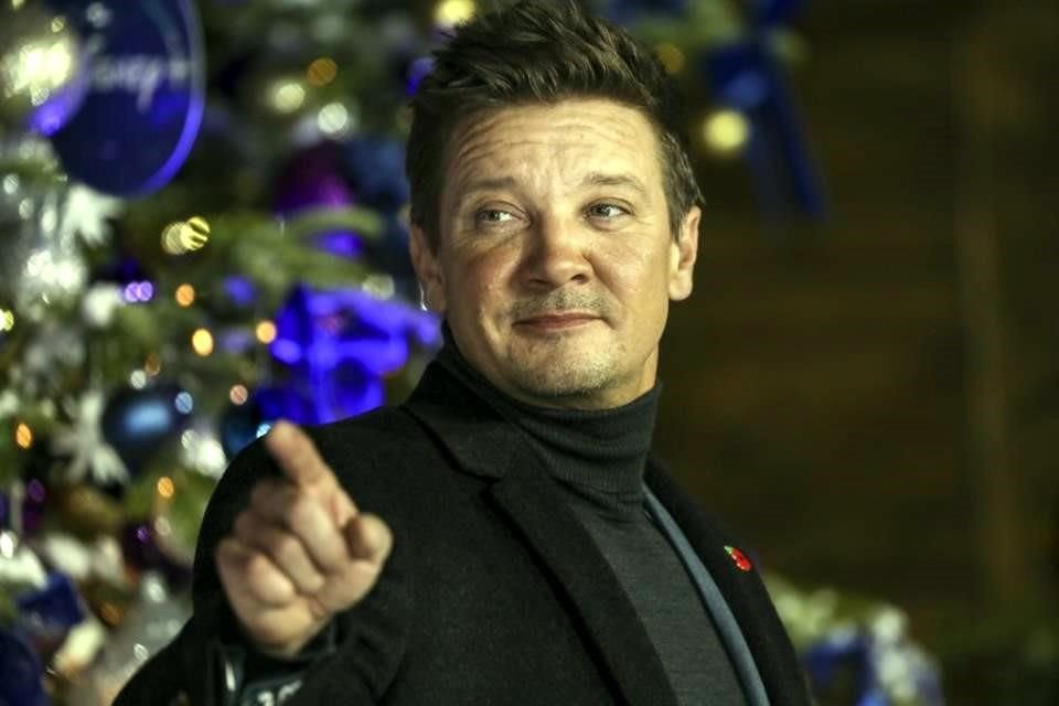 A inicios de enero de 2023, Renner, famoso por su papel de Hawkeye en el Universo Cinematográfico de Marvel, fue atropellado por un quitanieves mientras intentaba ayudar a un sobrino en una nevada.