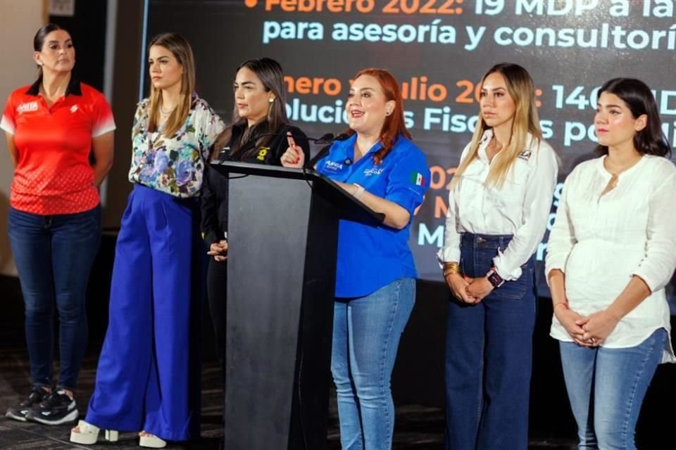 Diputadas de la coalición PAN-PRI-PRD mostraron una factura por 187 millones de pesos, para evidenciar el pago de AyD a la firma EMC Soluciones Fiscales.