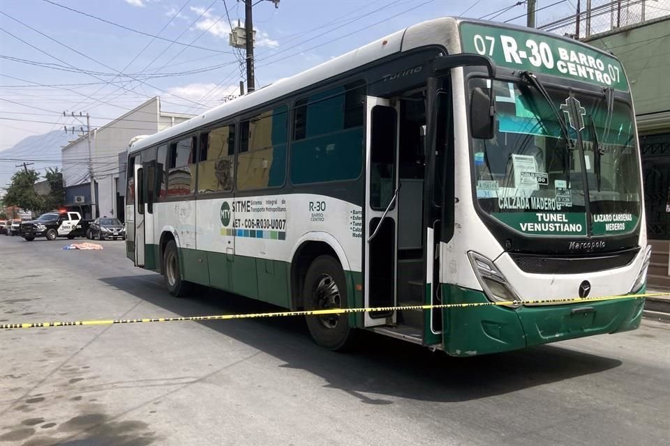 El chofer del camión urbano se dio a la fuga.