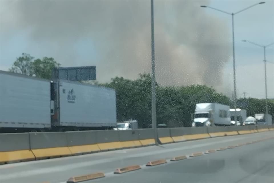 Así se aprecia el humo desde Periférico Sur, a la altura del ITESO.