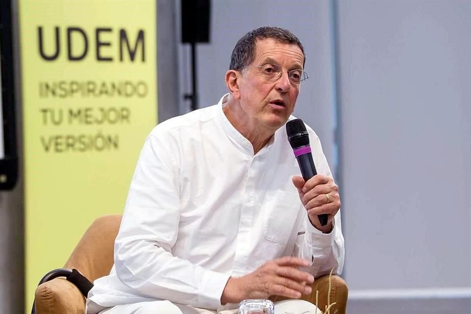 El artista británico Antony Gormley durante su charla con estudiantes de Arte, Arquitectura y Diseño de la UDEM.