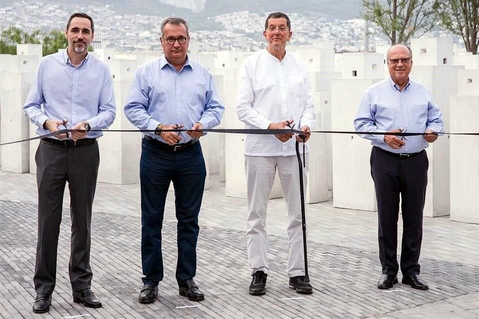 Carlos García González, Álvaro Fernández Garza, Antony  Gormley y Mario Páez González, en la inauguración de la obra.