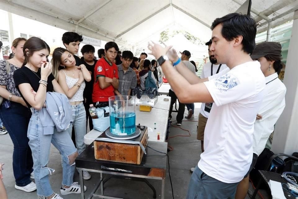 El festival Por un planeta sin plásticos se realiza en la Escuela Nacional de Ciencias de la Tierra de la UNAM.