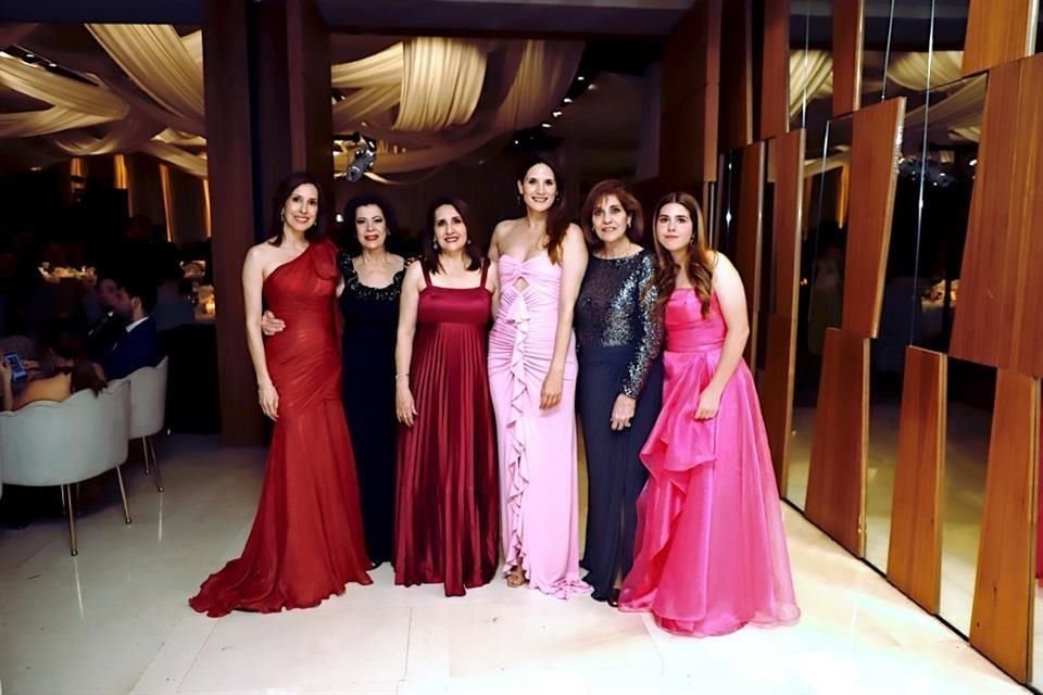 Karla Gracida de Ruiz, Leticia Santos, Ana Santos, Yolanda Santos, Silvia Gracida y Vivi Ruiz