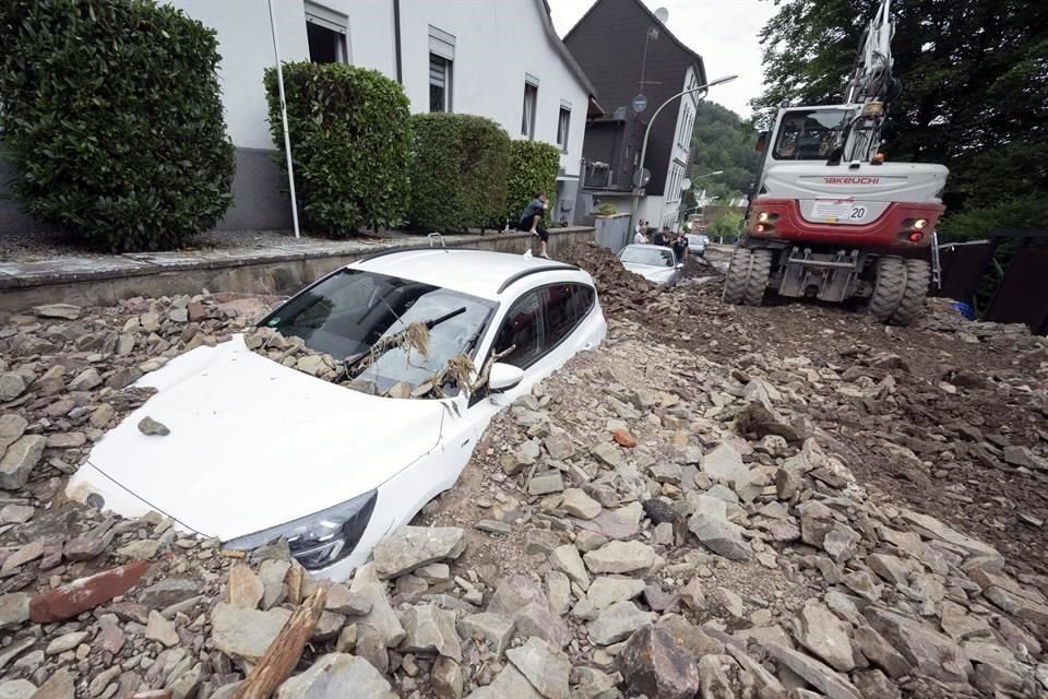 Un auto quedó entre los escombros de un alud en el distrito de Hagen.