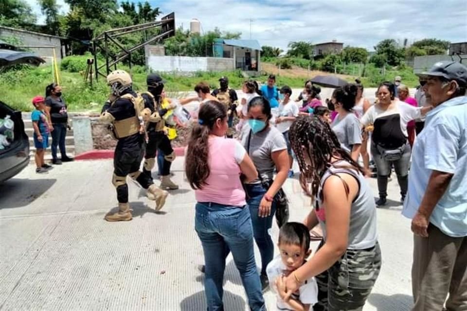 Individuos armados entregaron despensas a pobladores en Morelos.