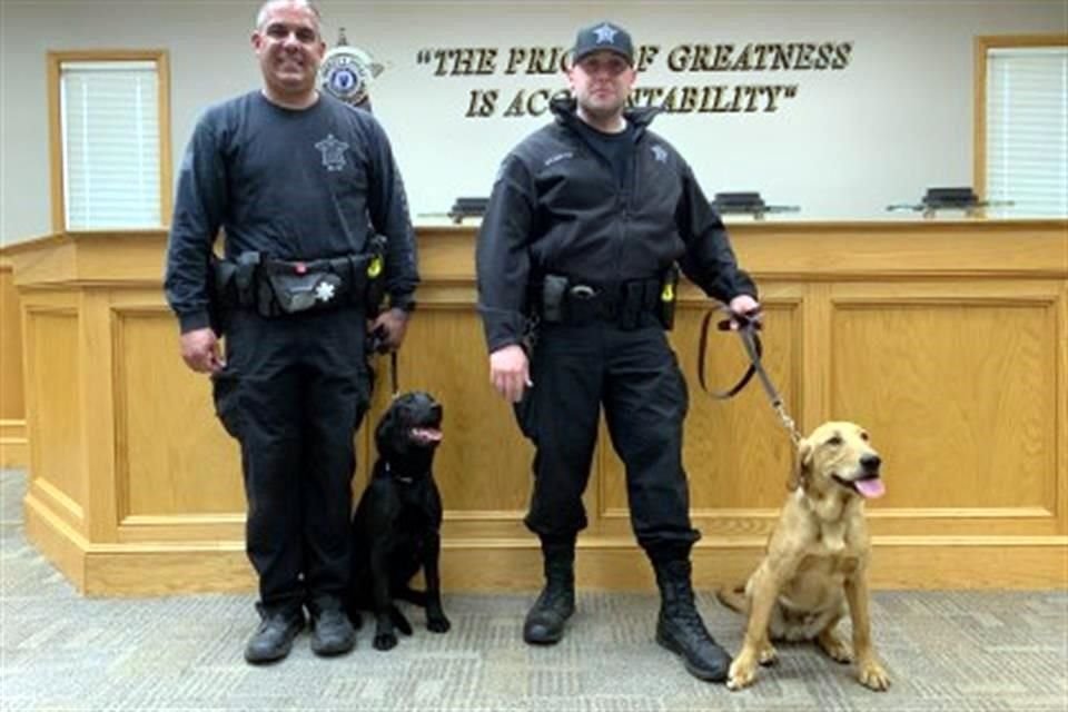 El capitán Paul Douglas con Huntah y el oficial Theodore Santos con Duke.