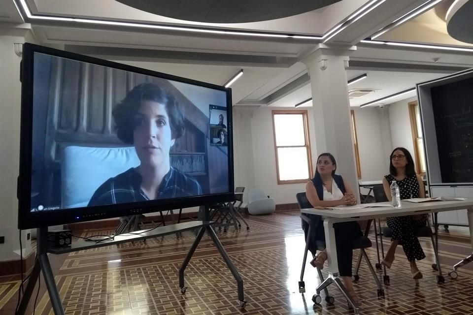 Melissa Segura, Secretaria Técnica de Conarte e Idalia Santos, coordinadora del LabNL, anunciaron residencias en las que participará Sara San Gregorio (en pantalla), con laboratorio para juguetes.